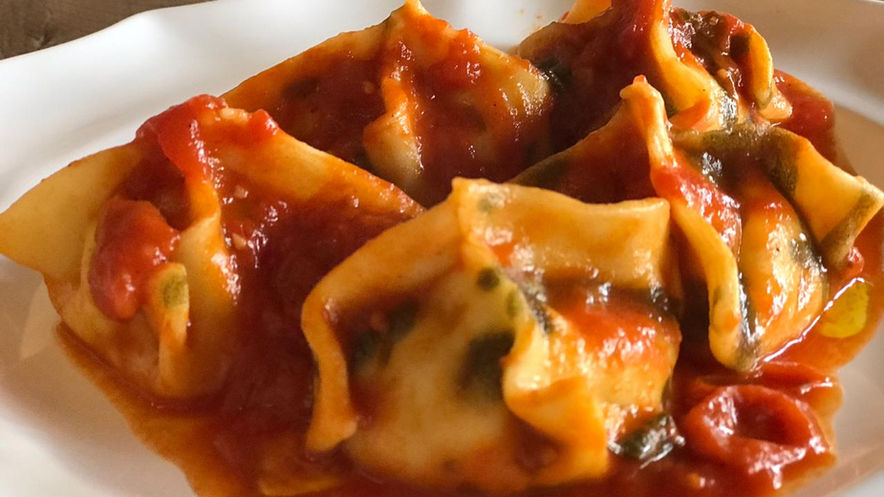 Saccottini de Bufala e Manjericão com Molho Pommarola